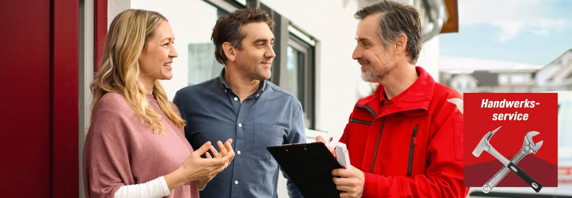 Zwei Personen lassen sich von einem Handwerker vor einem Haus beraten.